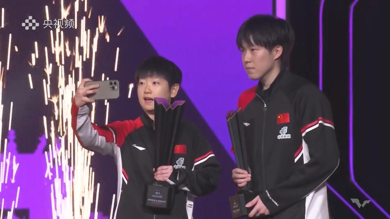 激动人心的时刻，澳门冠军赛男、女单打冠军合影留念！恭喜孙颖莎、王楚钦！
领完奖杯