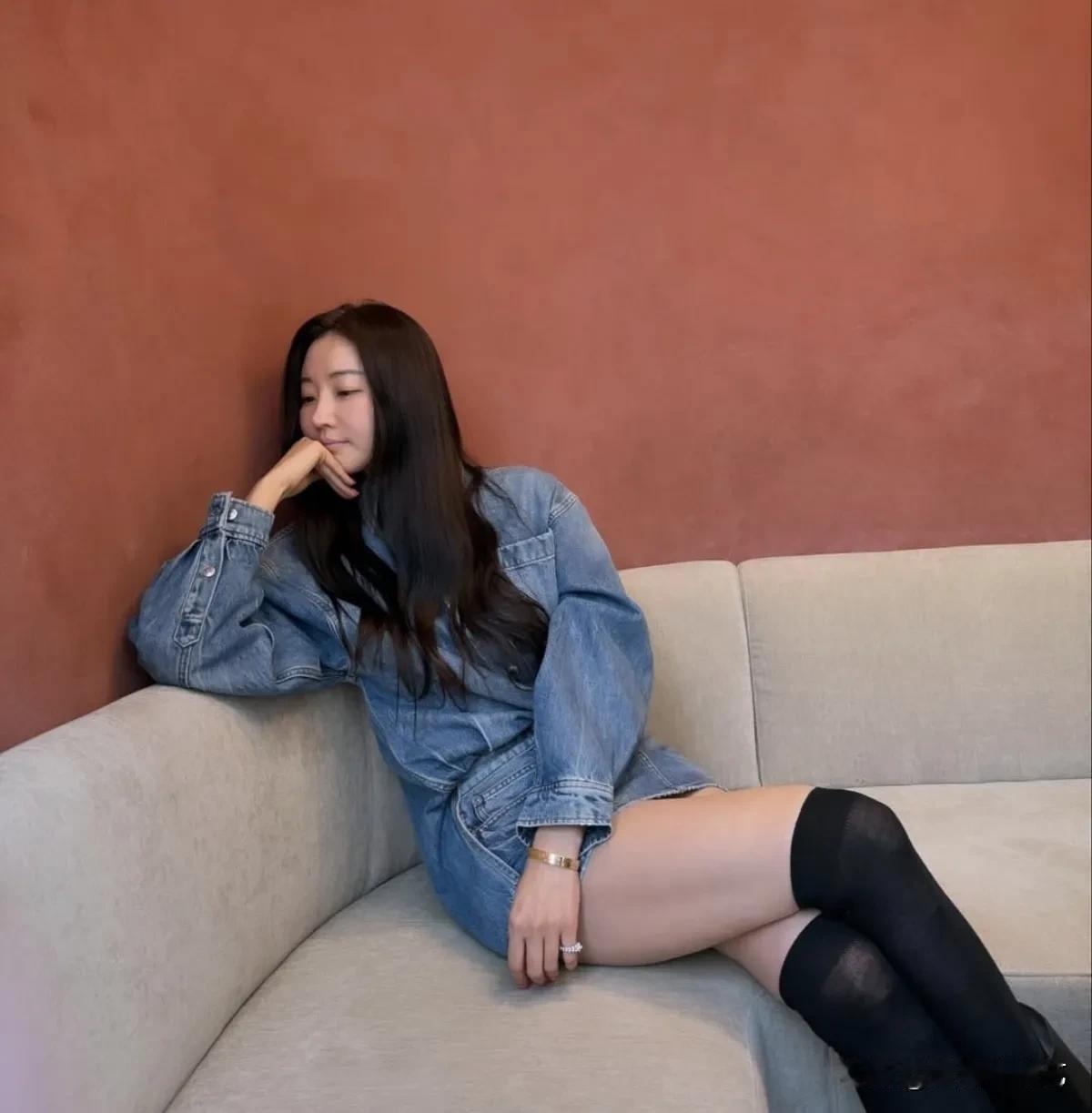 25日，演员金莎朗在自己的Instagram上写道"新年快乐"，并上传了照片。 