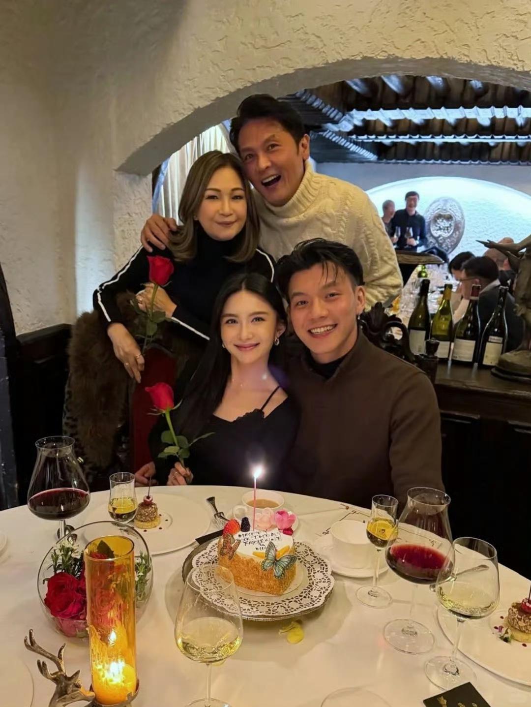 关礼杰夫妇为女儿庆生，好靓呀！旁边的男生是女儿的男友。 ​​​