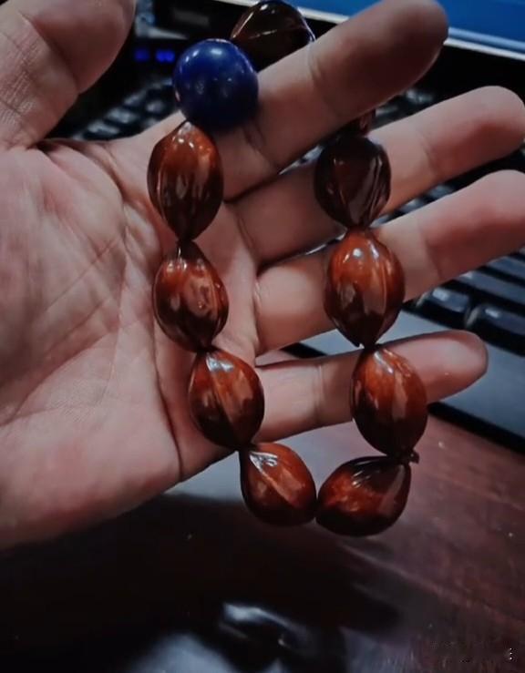 我这串素核虽然还没有玉化，但是我依然很喜欢，这串我已经玩了有10年了！

由于囊