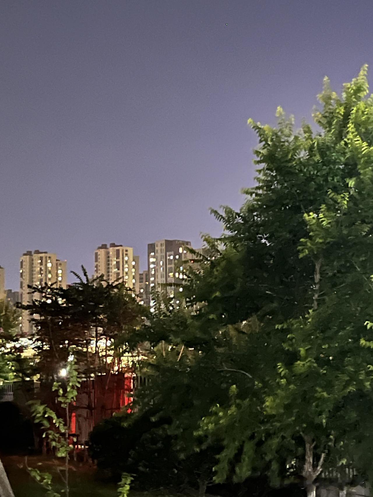夏日的傍晚，万家灯火。
