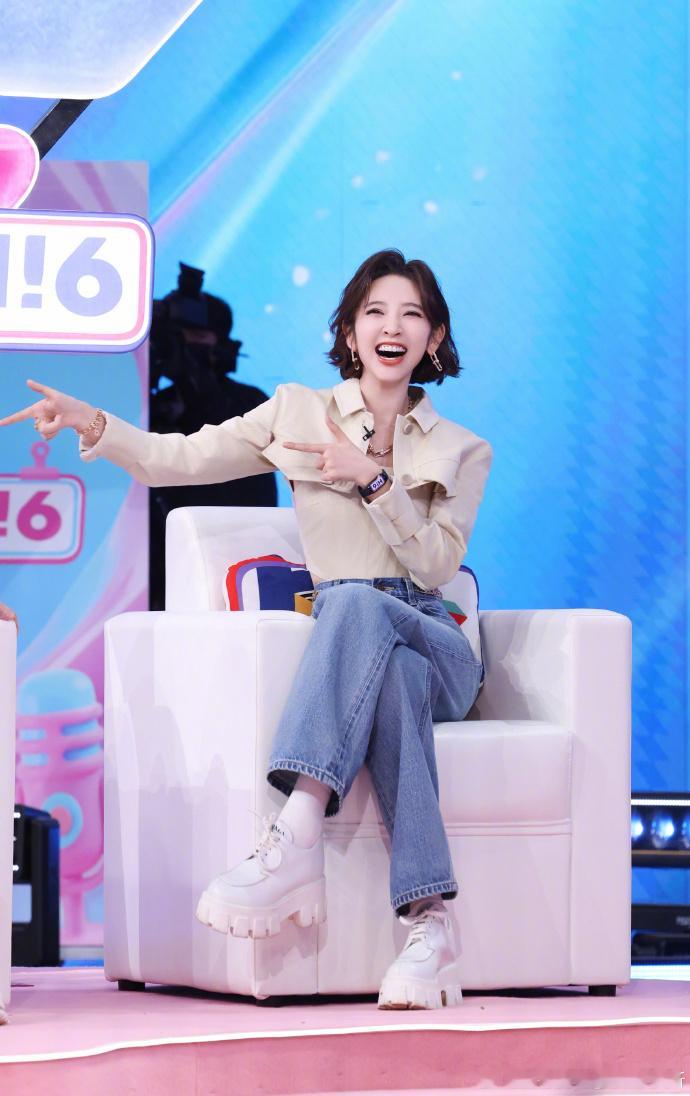 唐艺昕全糖来报道甜美风格适配各类节目环节，唐艺昕轻松驾驭不同场景展现多样魅力面貌