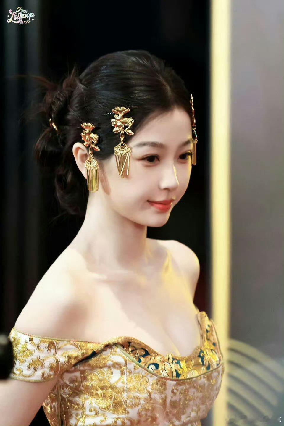 虞书欣泰国红毯压轴，金蝶流苏簪发，金裙曳影生光，一盘一簪皆是东方鎏金美学的浪漫