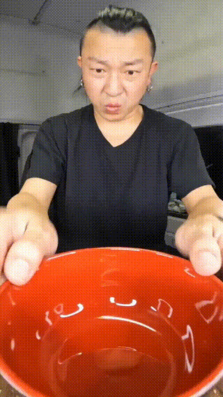 被一个日本卡车司机，
吃饭的样子惊到了，
一碗纳豆拌饭，
那陶醉的表情，
仿佛在