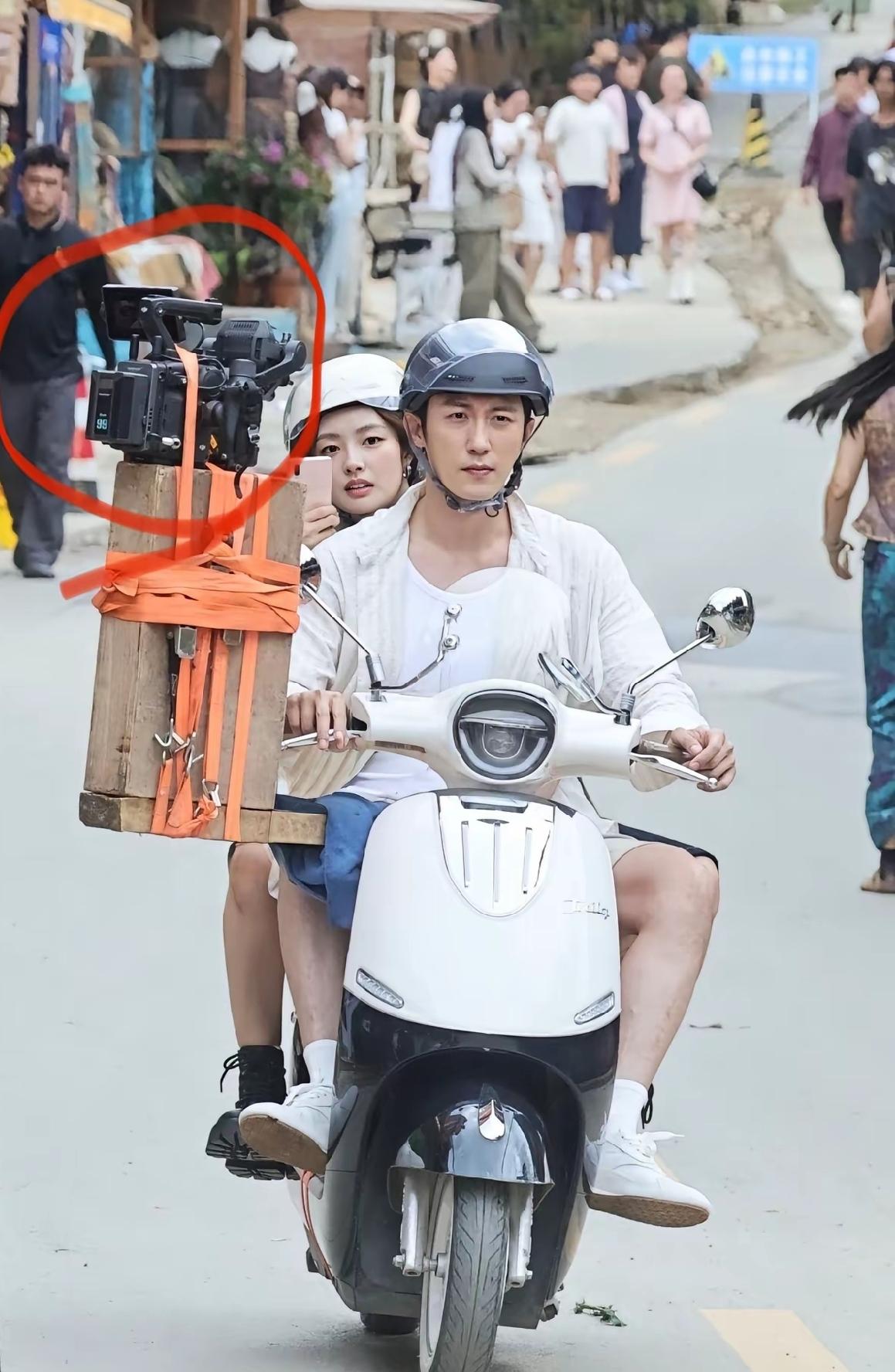 镜头中身穿白衫的黄景瑜丰神俊逸，戴着头盔、驾驶电动踏板车的样子好酷呀！车前木板上