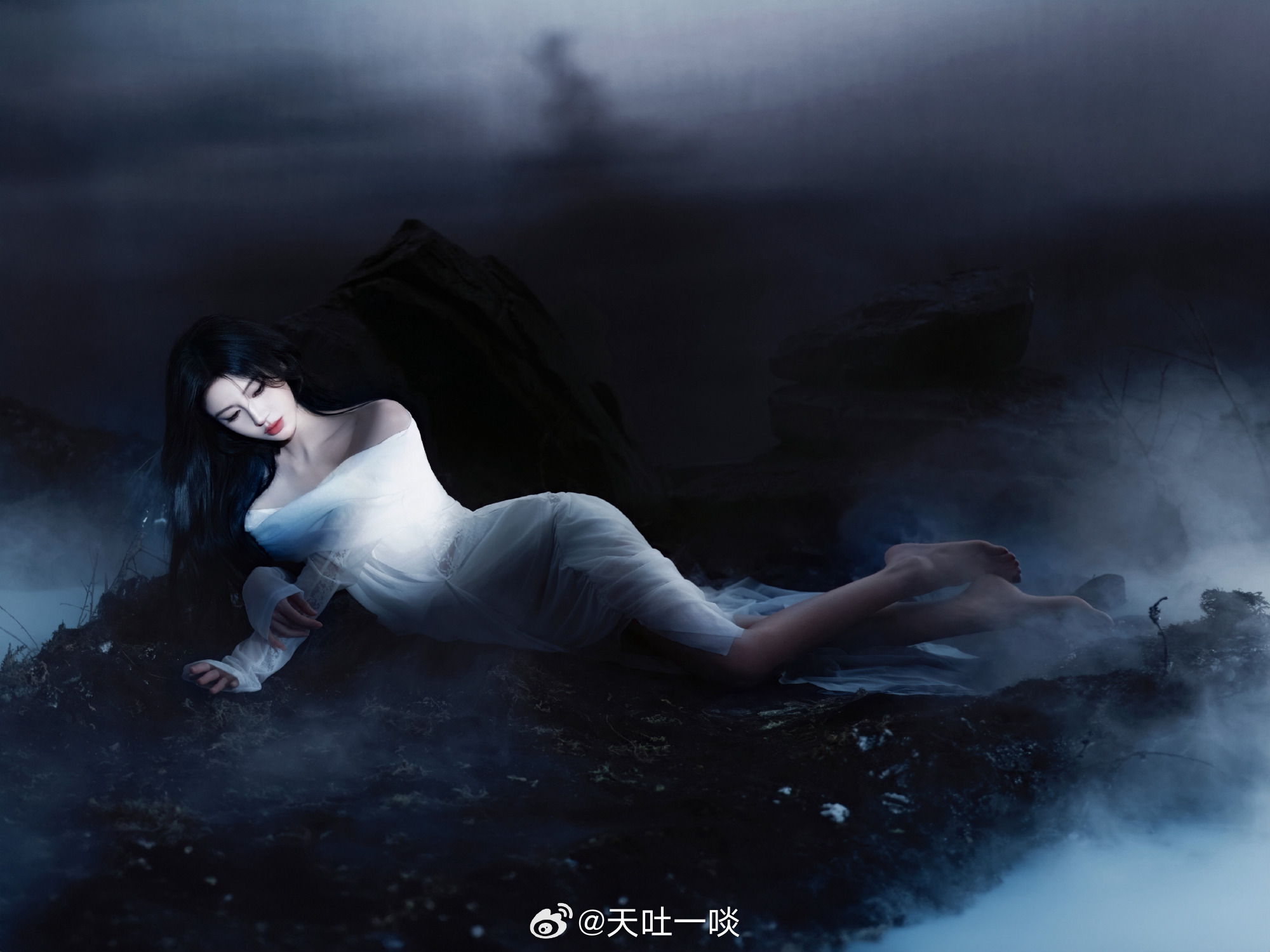 白纱裙妆容精致、被烟雾缭绕仙气足——鞠婧祎。每日明星美图分享