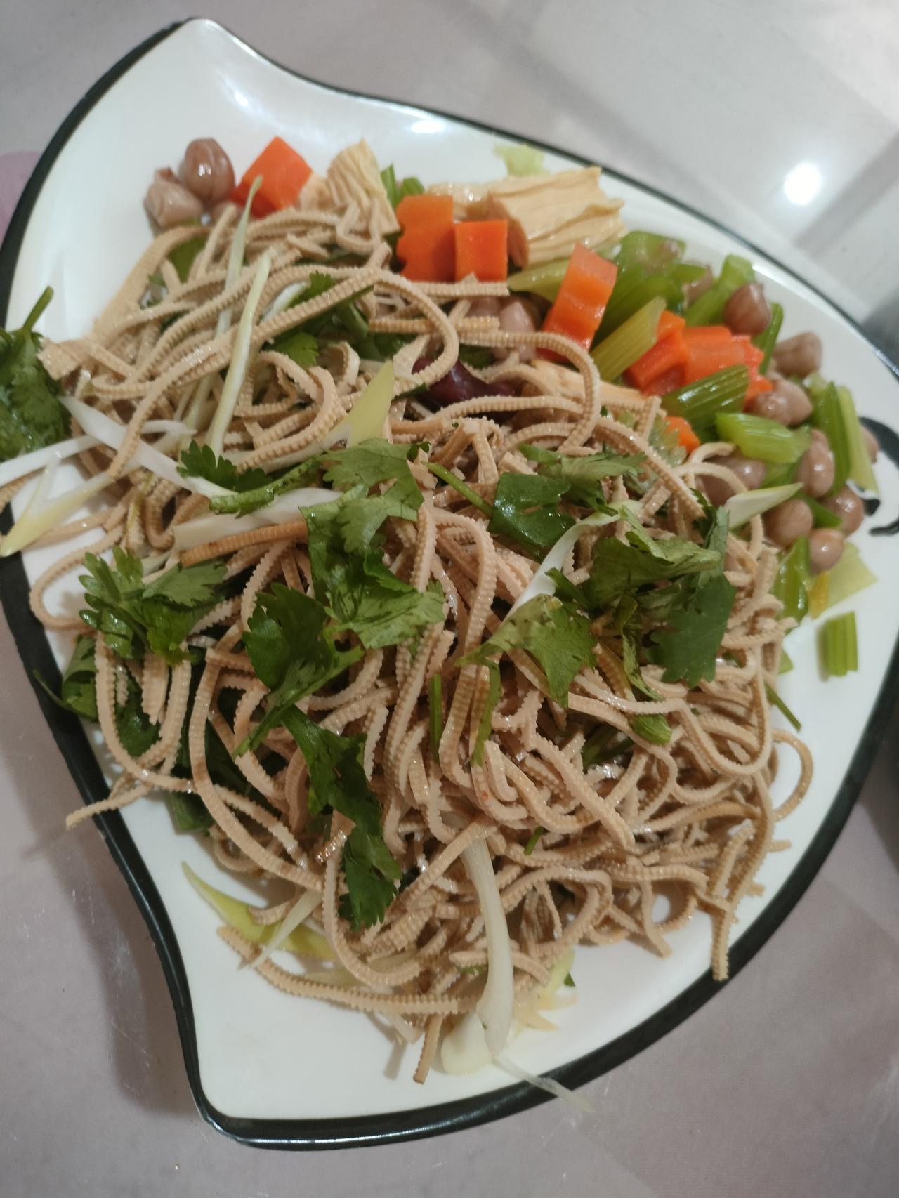 夏天吃这道凉拌菜，是不是很有食欲。
五香豆腐丝，花生米，芹菜，胡萝卜，葱丝，凉拌