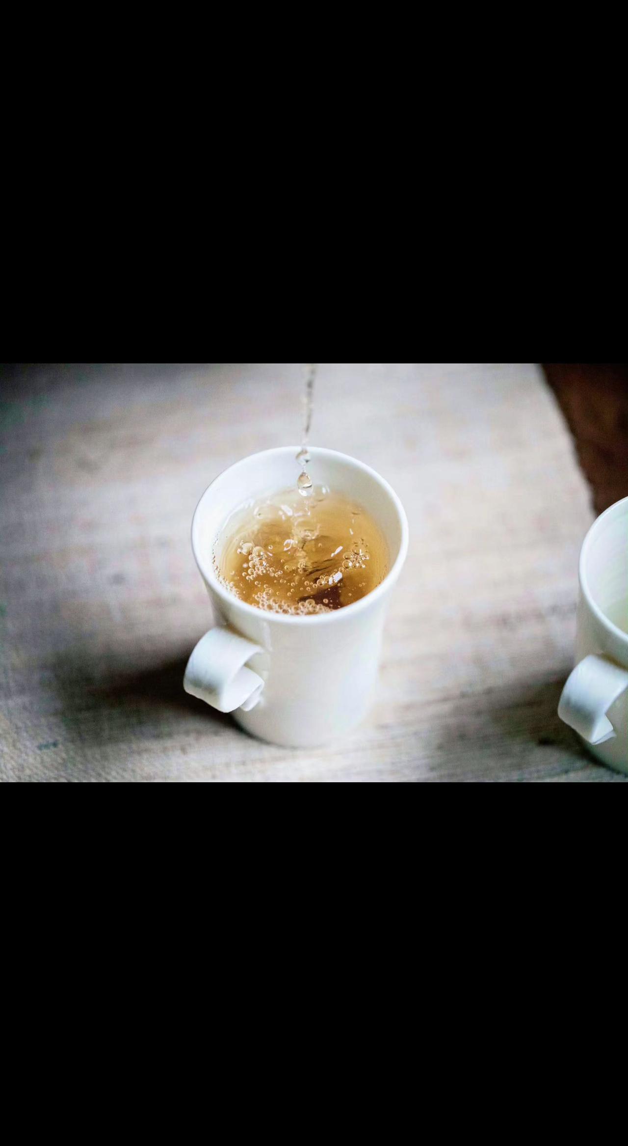 ☕ 琥珀色瀑布坠入白瓷，时光在拉花里打了个旋儿⏳ 原来治愈是此刻的慢镜头呀～