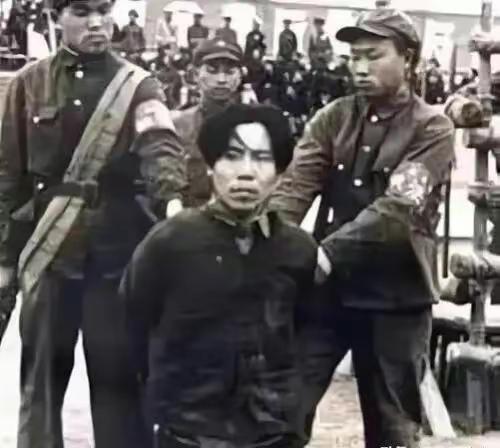 下图是戴笠爱子戴善武临死前的一照片，此时的他已经没有了往日的嚣张，被五花大绑，跪