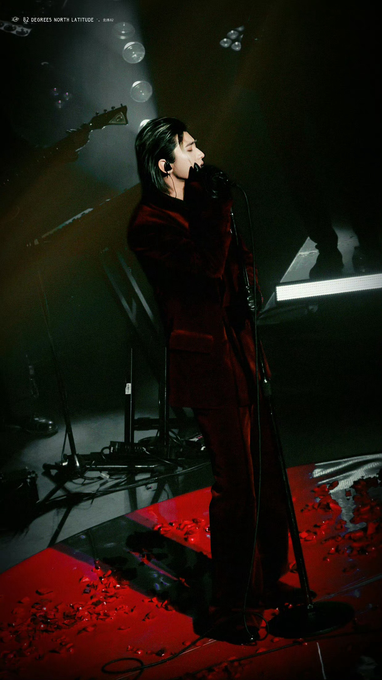 蔡徐坤  KUN全球巡演LA站造型，一身Helen Anthony红丝绒西服套装