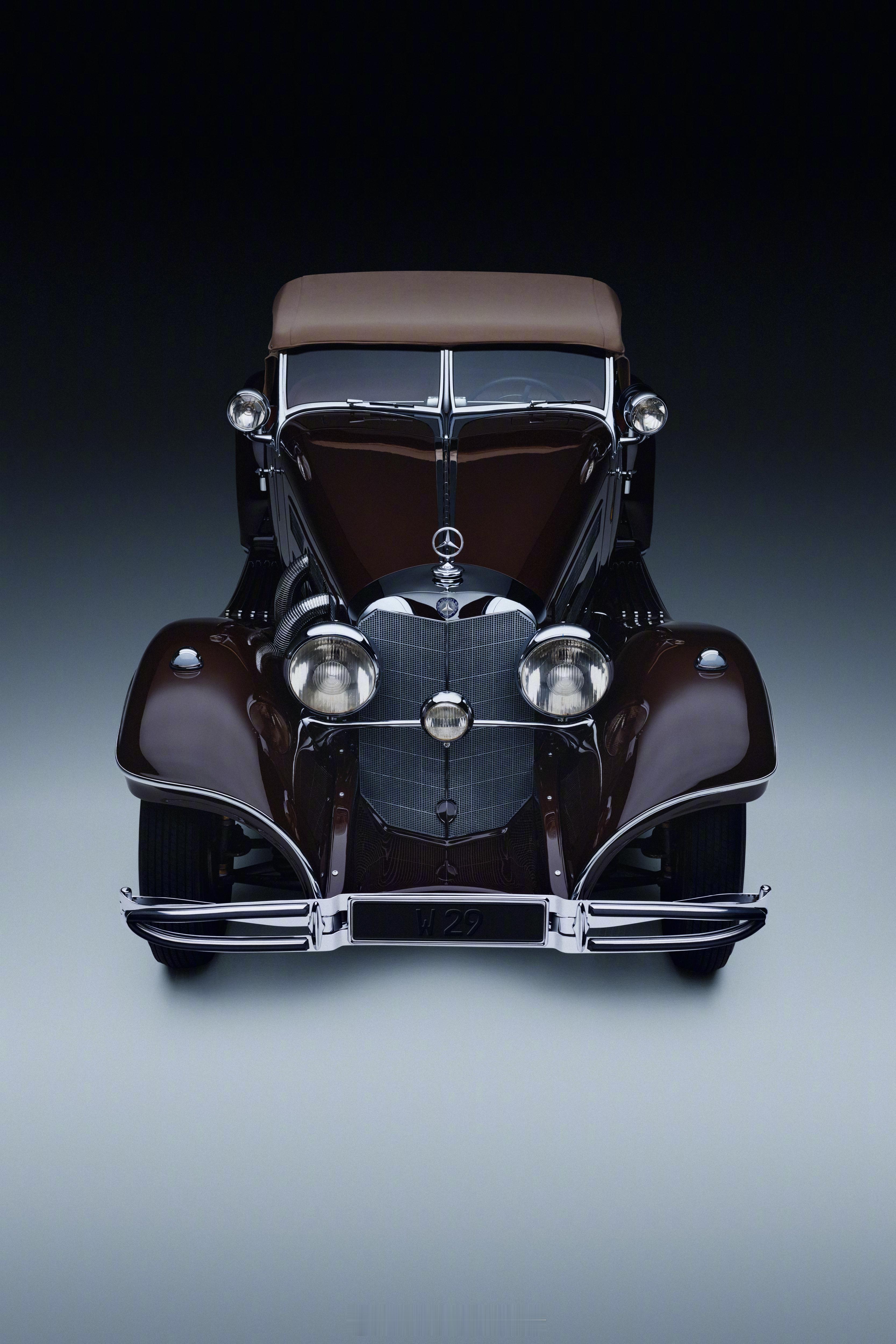 跨越140年的热爱 140年前，卡尔·本茨拧紧螺丝，开启了人类的出行革命。奔驰，