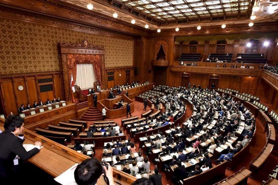 日：大哥，我那国家情报局成立了，以后情报收集可是“综合一元化”了！
中：哦，又要