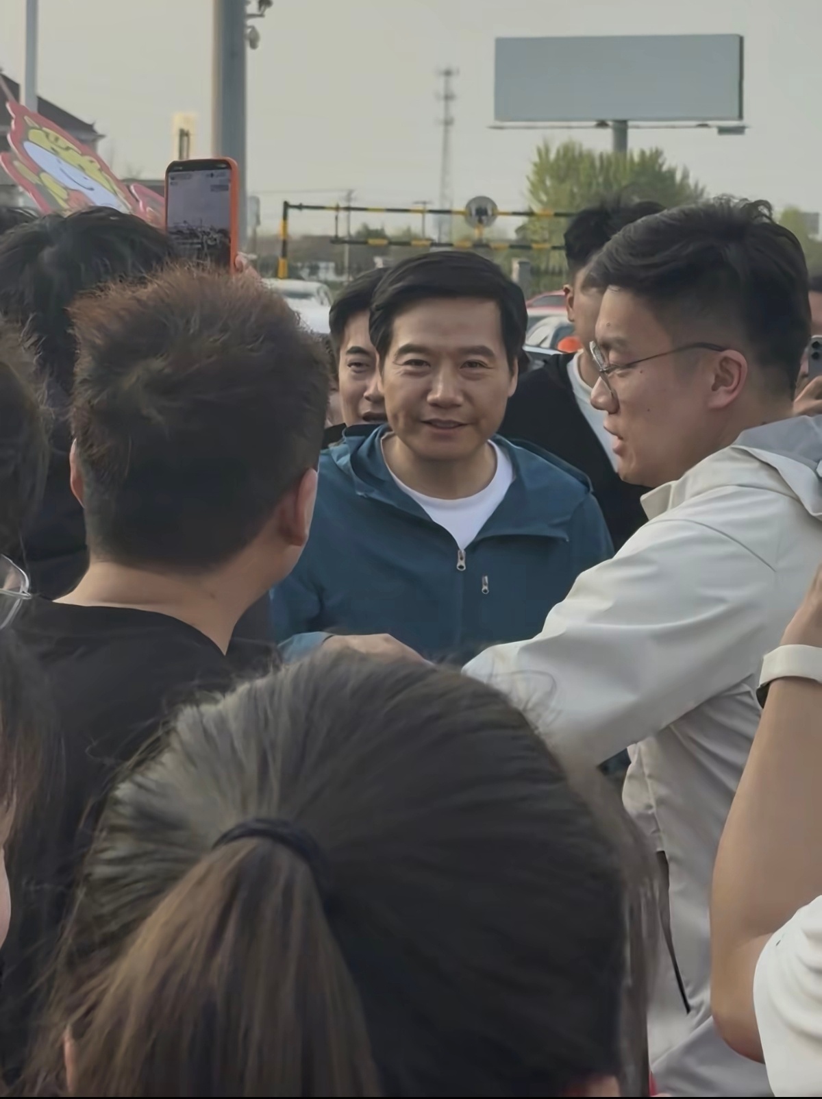 大家一起来看，小米车主镜头下的雷总 。56岁雷军连续直播15小时