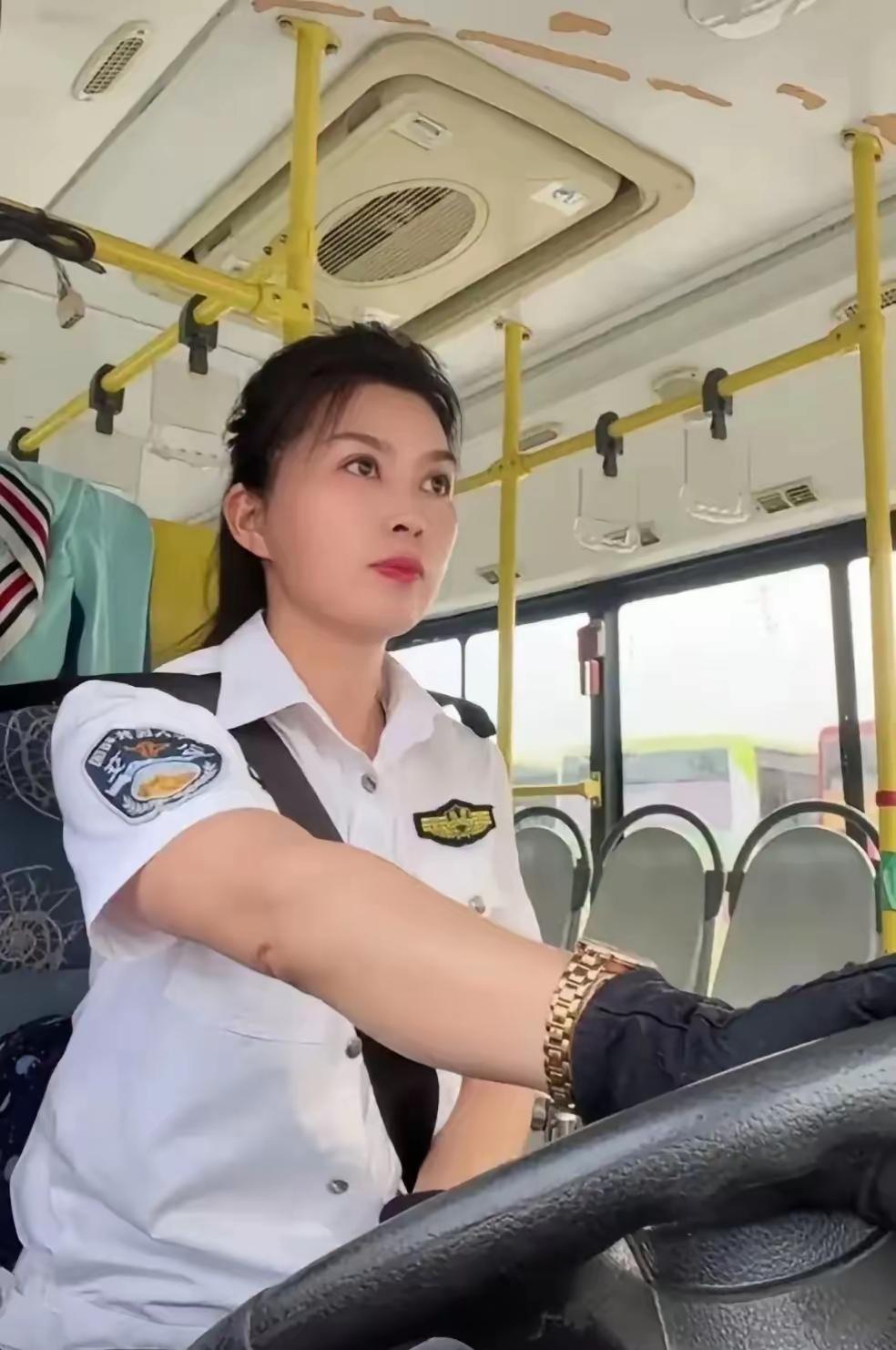 女公交司机的一天，专注驾驶，守护平安出行。