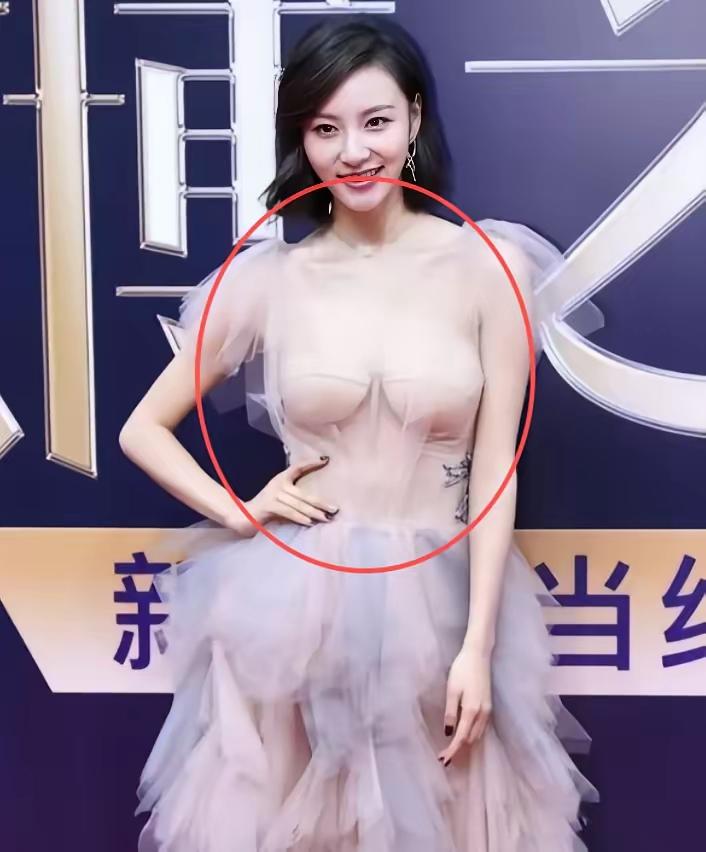 仔细看完红毯上的种种现状，

娱乐圈里的穿衣双标问题真的值得

大家深思。同样是