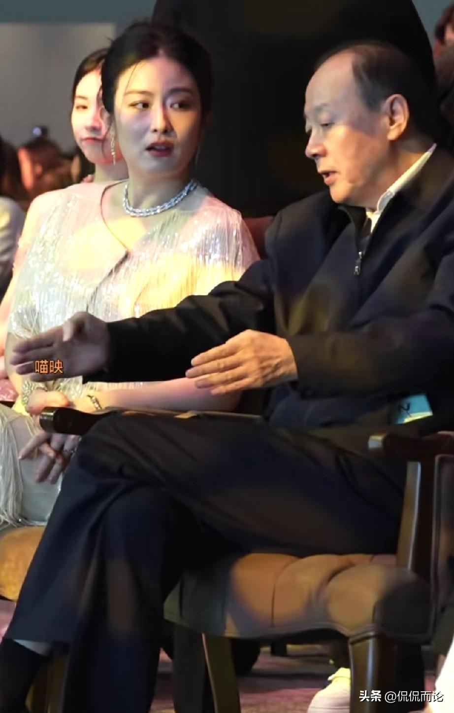 侯总你的炫赫门要掉了，原来侯总也喜欢这款烟呢，侯总虽然在电视上喜欢学外语，对年轻