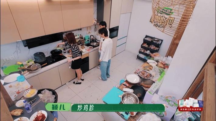 颖儿种地做饭体验种地吧颖儿沉浸式体验田间生活，下地劳作毫无娇态，忙完农活又下厨烹