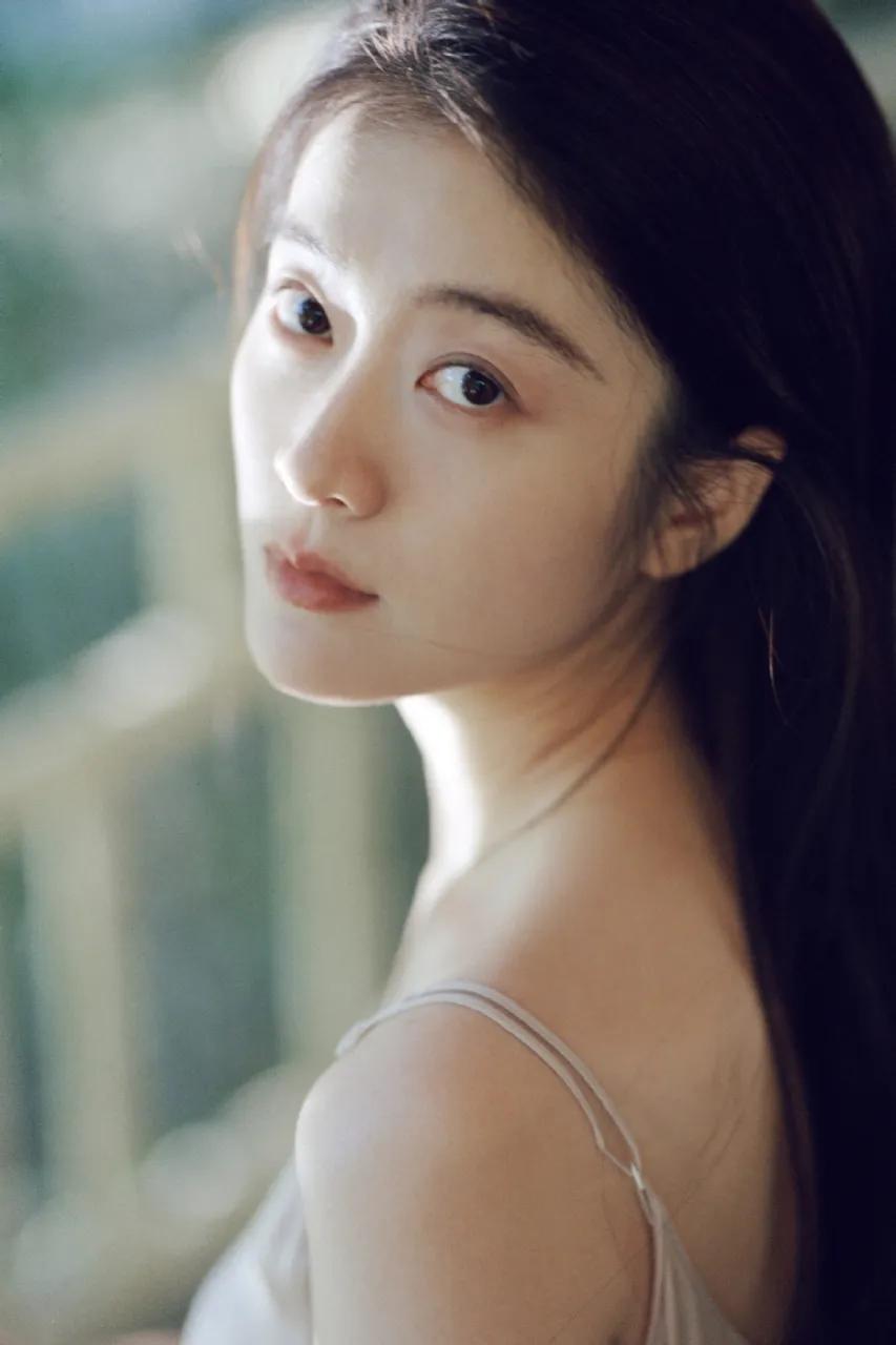 张雪迎如冰雪公主般优雅，轻纱吊带裙尽显温柔浪漫，美背性感惊艳。