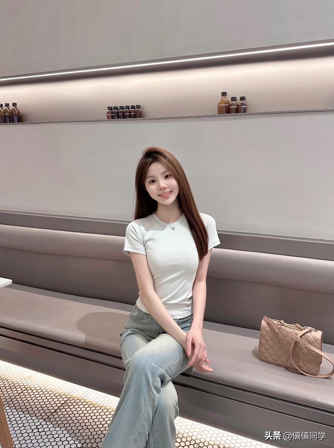 “美人倚长凳，笑语动芳心”，这场景简直绝了。想象一下，一个气质出众的美人，慵懒地