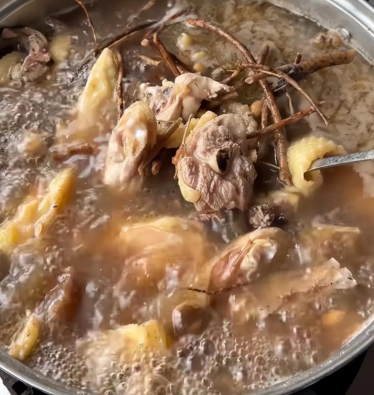 佛山顺德莫氏鸡煲（陈村店）速览

核心结论：藏在村落的地道药膳鸡煲，现杀现焗+祛