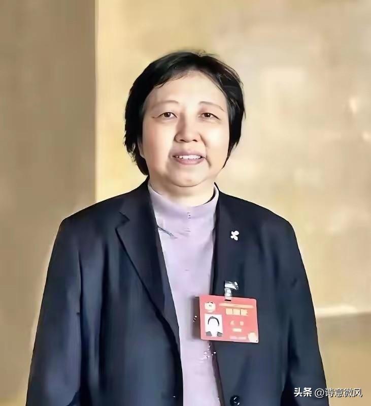 这是华国锋的大女儿苏玲，长相忠厚朴实，酷似父亲。
 
苏玲这个名字，很多人可能觉