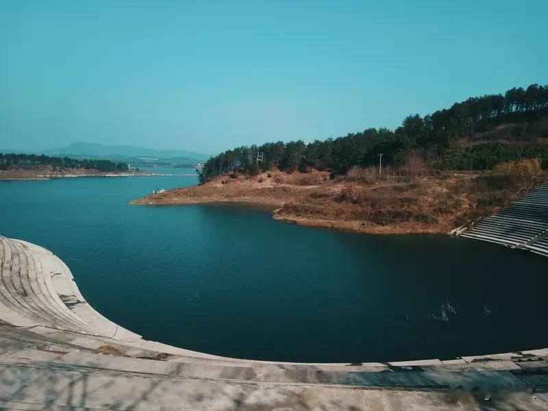 古时天然绿洲完全依附自然河道；如今修建水库、灌渠，引水改道，不少老河道绿洲萎缩，