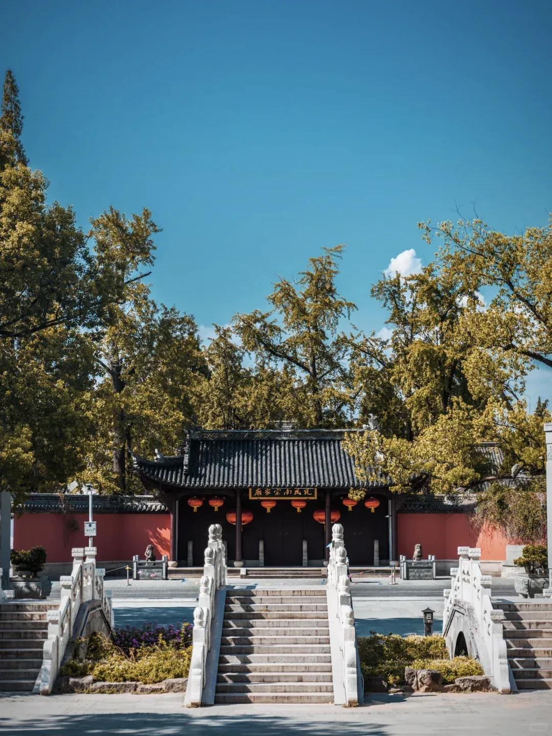 《论语》有云：“出门如见大宾。”这句话是说，走出家门，就像要去会见贵宾一样，心存