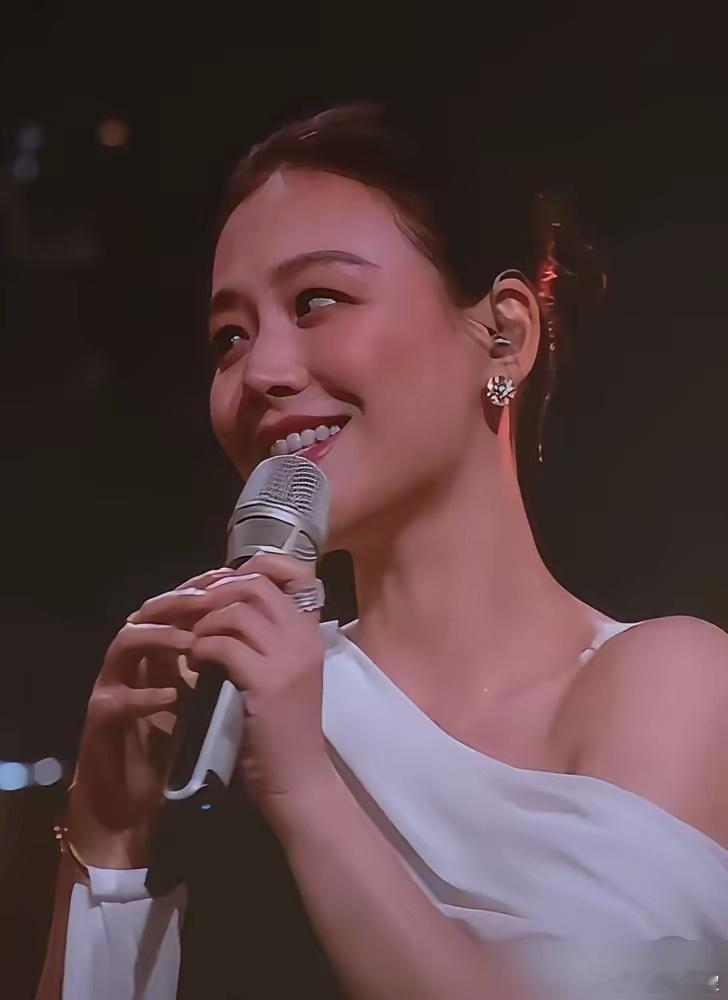 欧豪马思纯同台了，愣是没给对方一个正眼，连余光都收得干干净净。 活动直播全程，两
