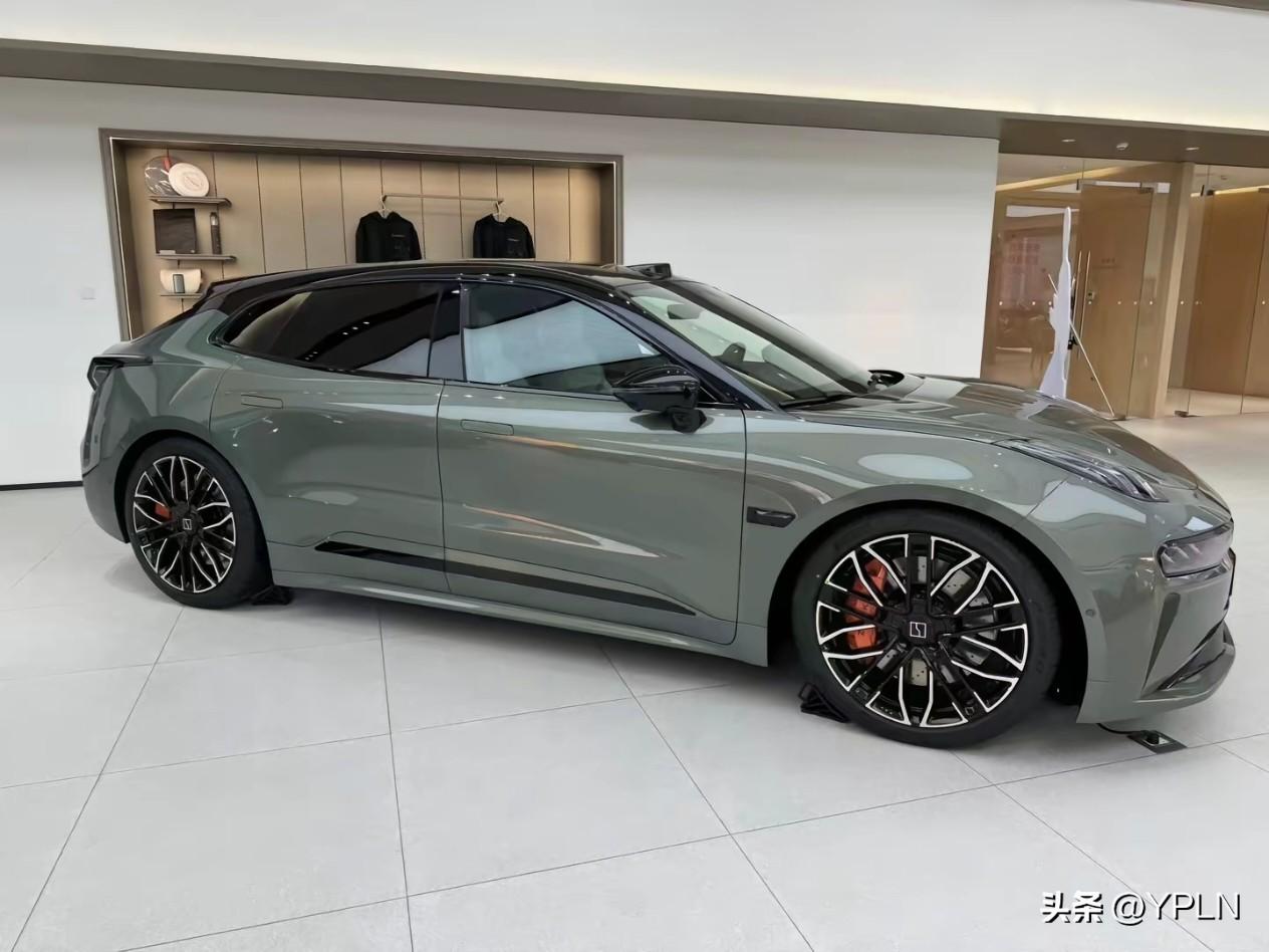 领克热卖，极氪遇冷！两个品牌合并后呈现冰火两重天，根源在于品牌定位模糊与内部消耗