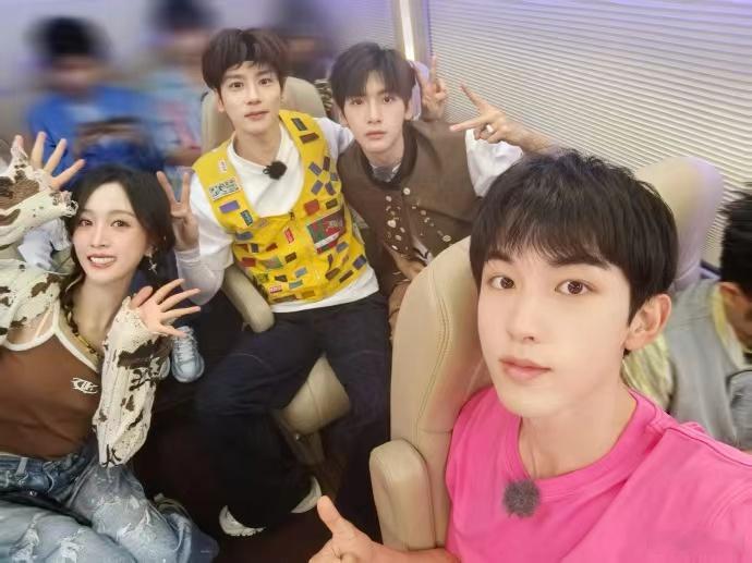 #吴宣仪问东方月初应该叫我什么#吴宣仪抛出的这个问题太有创意啦！东方月初究竟该叫