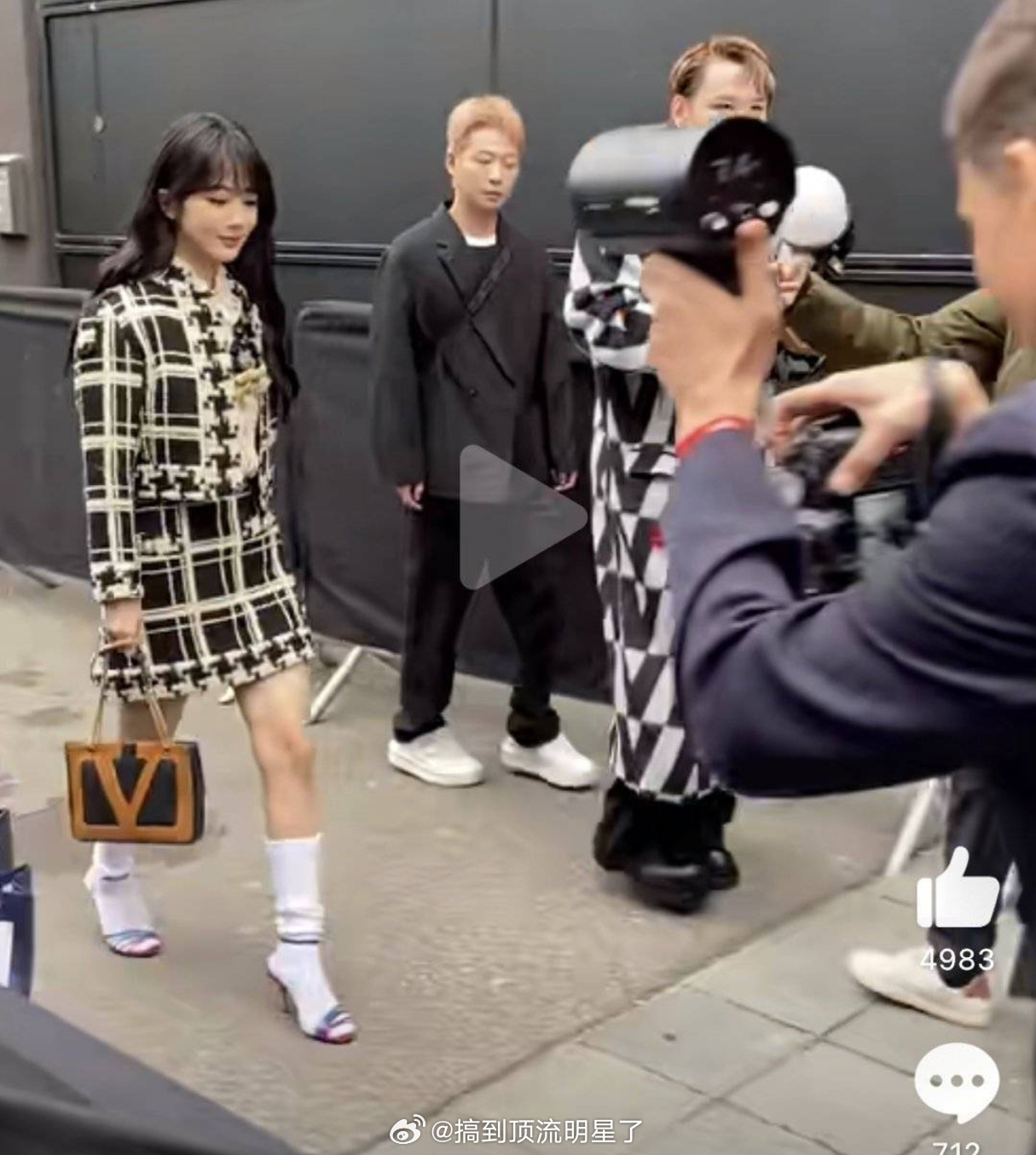 杨紫要去罗马看秀了，真的好期待紫神这次会给我们带来什么样的惊喜啊