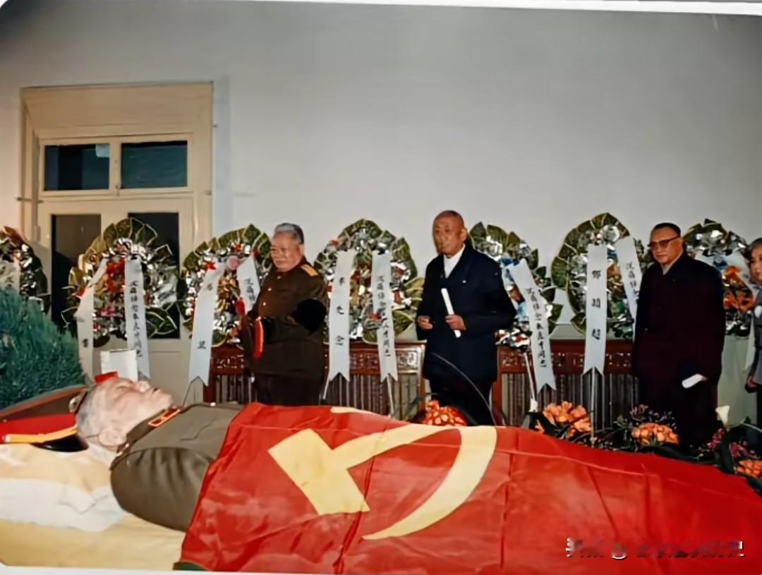 这张照片定格了1989年3月15日，开国上将朱良才的遗体告别仪式现场。
朱良才身