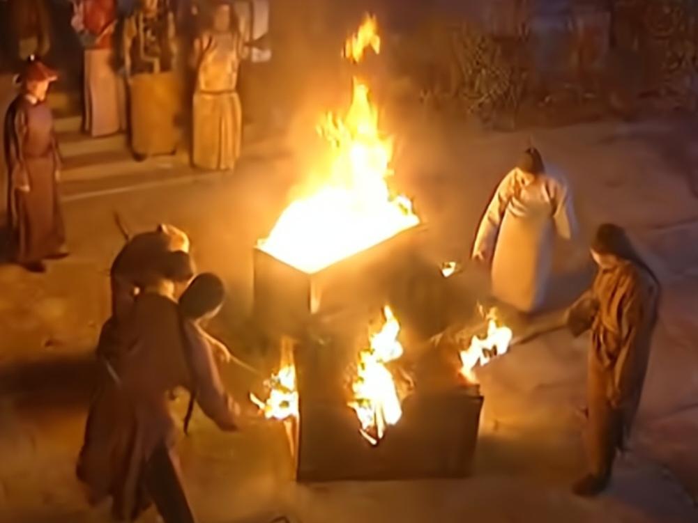 我弟说他想不通为啥公布的爱泼斯坦案资料里有那么多涂黑的？
我说你想想《雍正王朝》