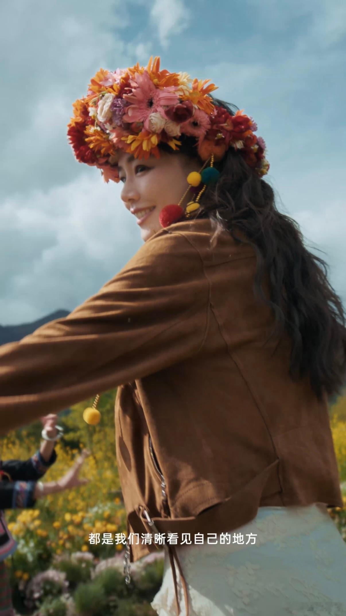 马思纯云南体验簪花救命！看到马思纯的笑容直接梦回青春！在草地与雪山之间，她像误入