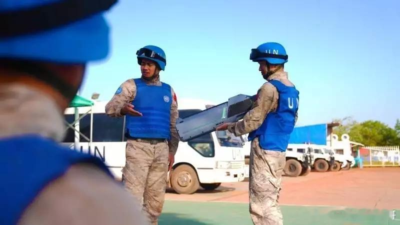 中国第六批赴阿卜耶伊维和直升机分队25日组织开展低空无人机防御与反制实战化训练。