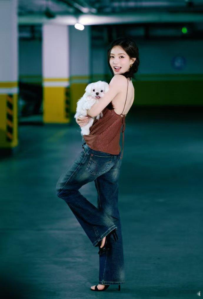 李一桐抱着小狗肉肉拍大片李一桐松弛感满满，怀里的肉肉抢去大半风头肉肉在李一桐镜头