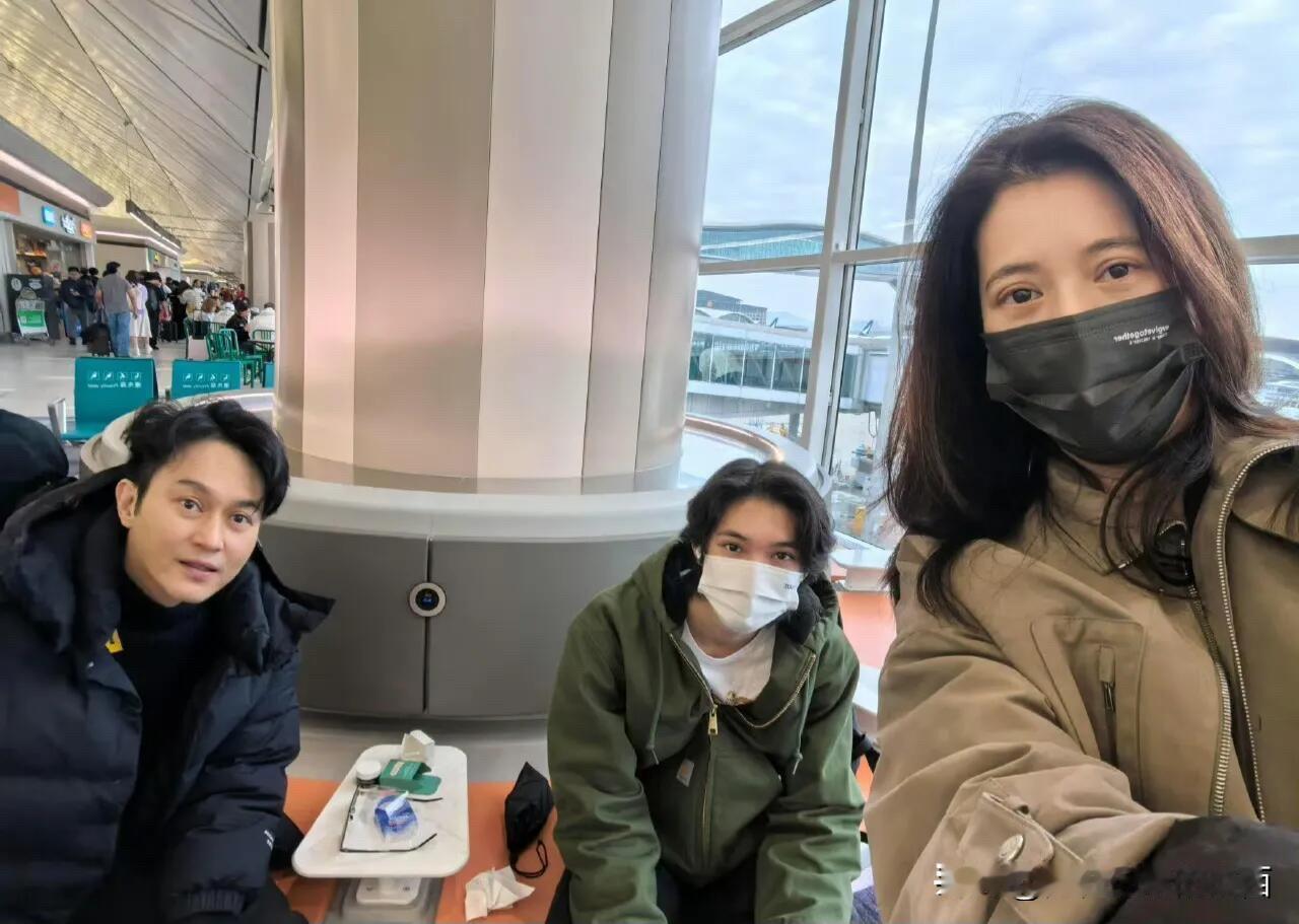 袁咏仪和张智霖带着儿子一块出去旅游，一家三口的同框合影真养眼。看不出来他们两口子