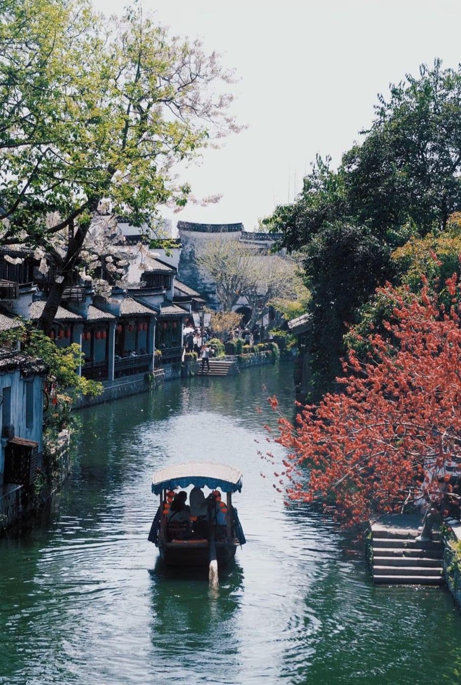 我是临时起意
​一脚油门到了南浔
行程之所以提前
纯纯是为了
一个反复修改的行程