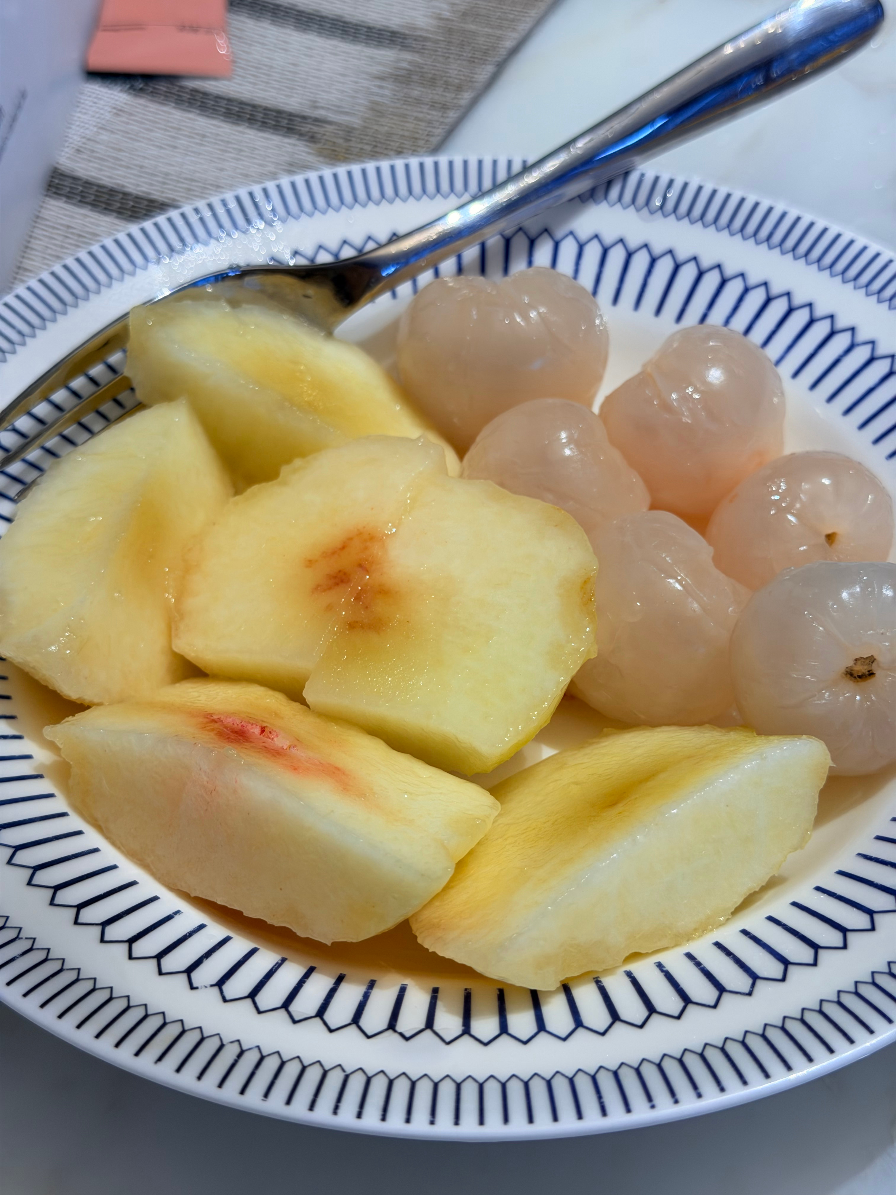人五送的这个水蜜桃符合我对一颗好吃水蜜桃的高度想象：甜蜜细腻松软汁水四溢荔枝我不