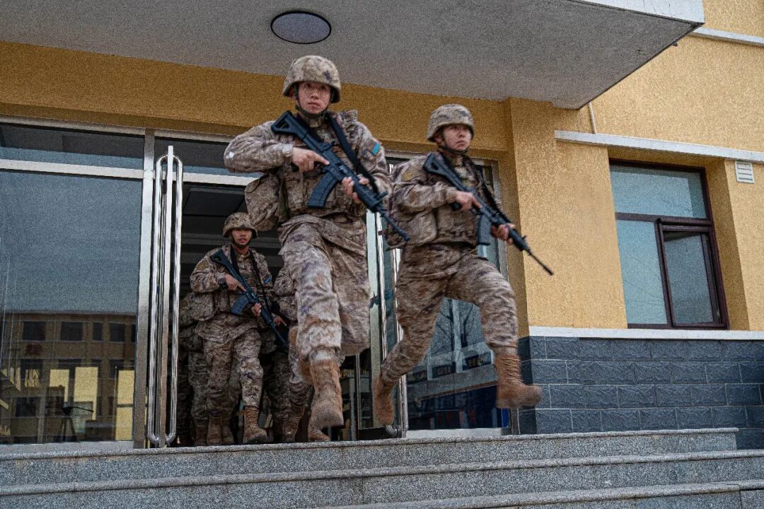 中部战区空军某部警卫兵换新枪 