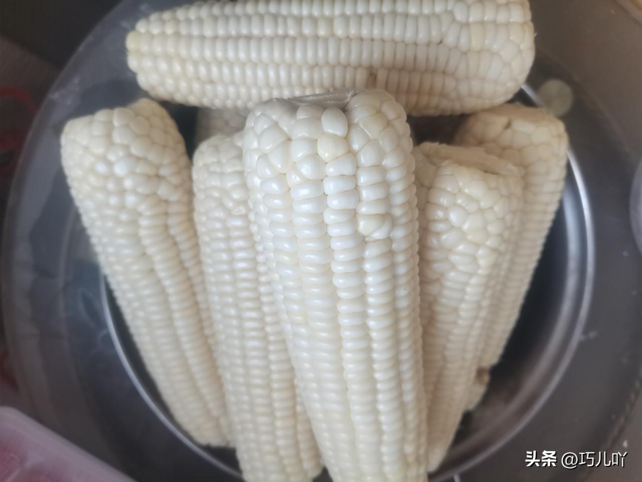 人到中年，越来越觉得极简生活有多么宝贵。

昨天回趟老家，带回来42棒老玉米。说
