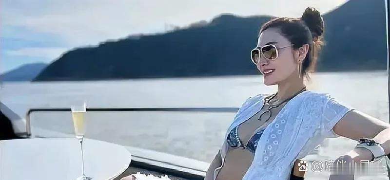 李嘉欣泳装照。不得不说，这身材保养得真好。 