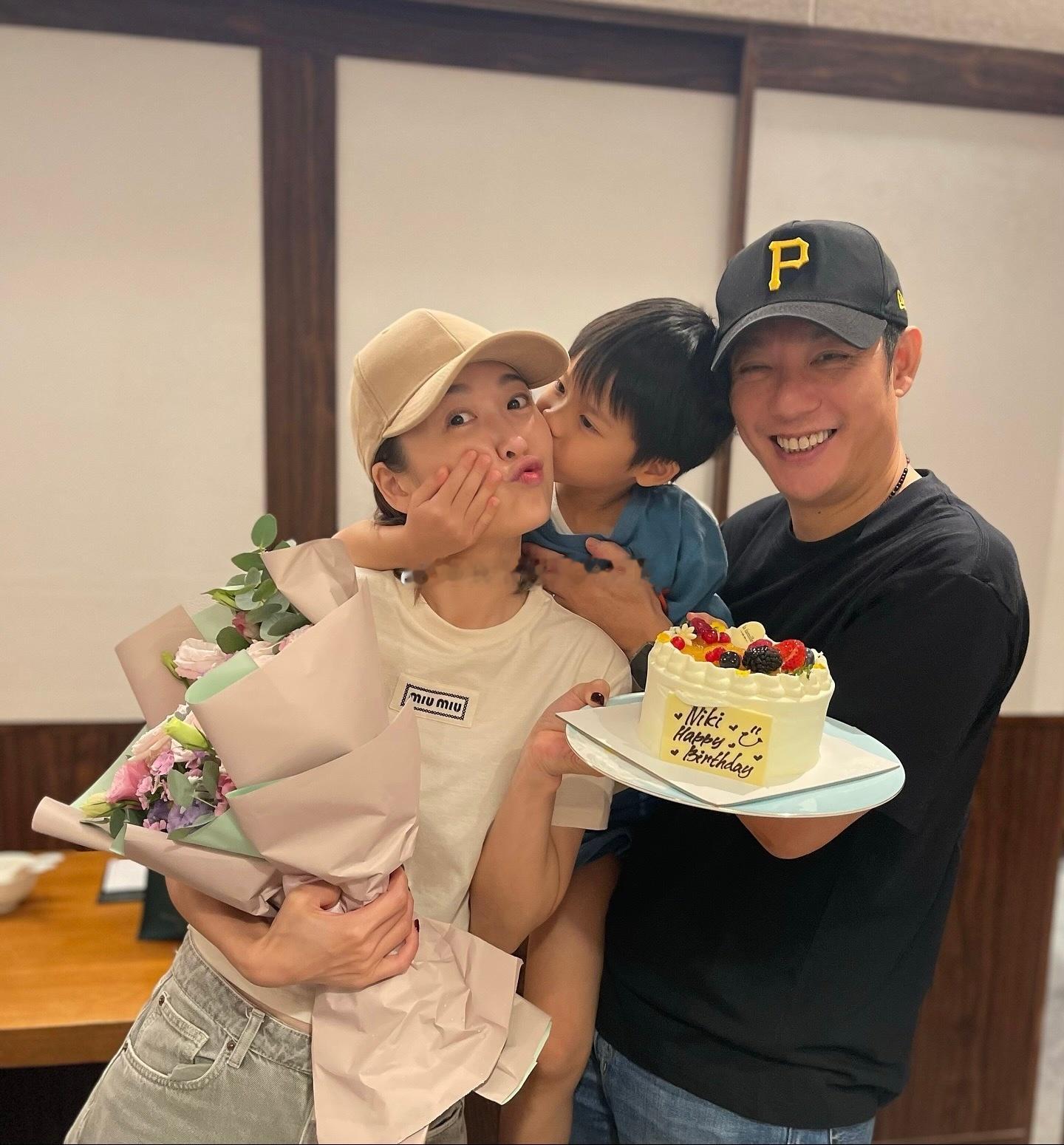 周丽淇生日，晒一家三口合照。 ​​​