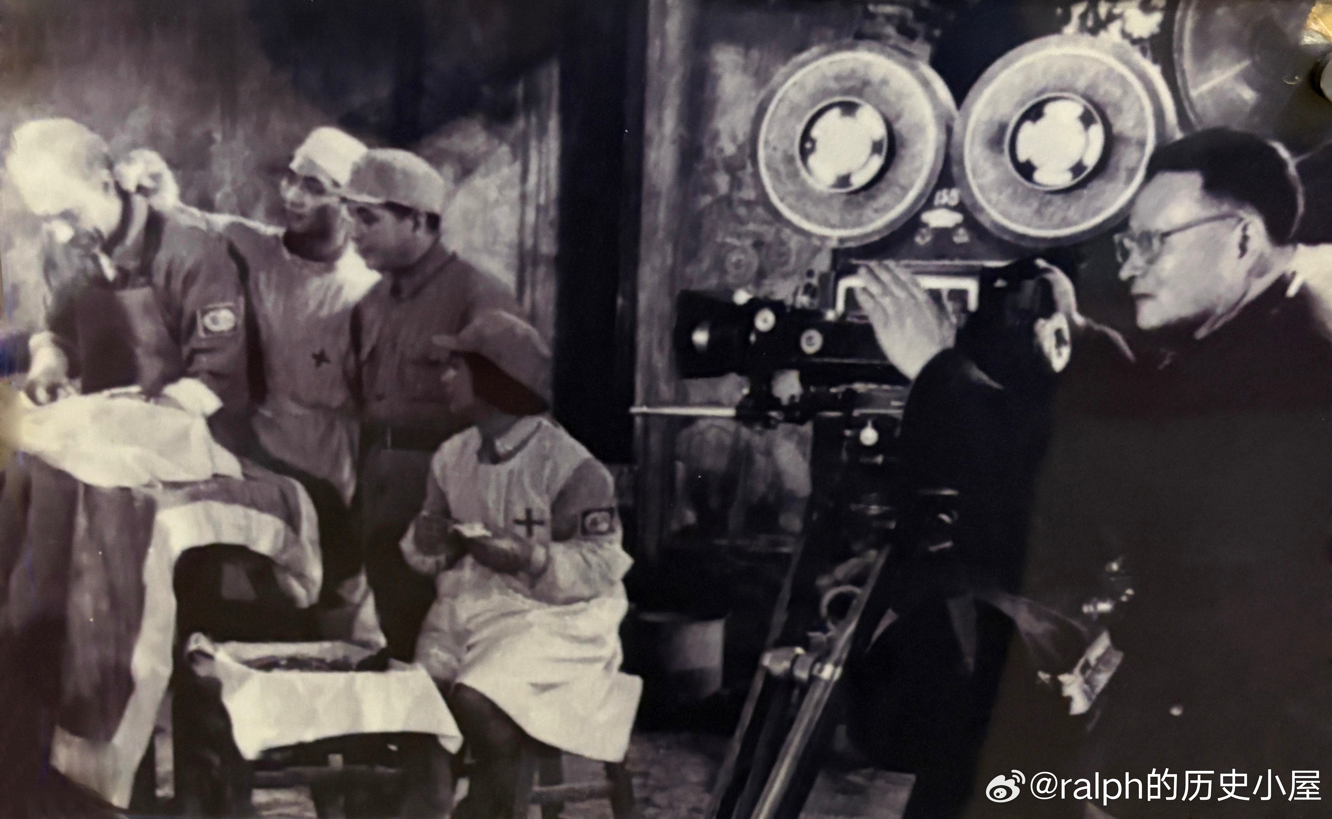 1964年电影《白求恩大夫》工作照，右一总摄影师吴印咸历史影像