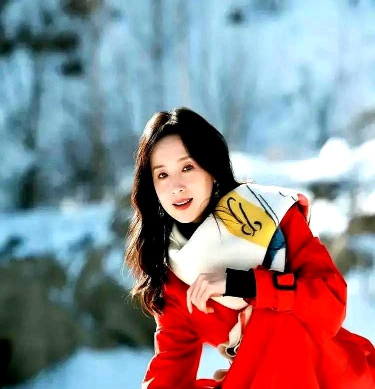 董洁在雪地里卖货，2小时干了1.8个亿！

一件1200块的羊绒大衣，她全程没喊