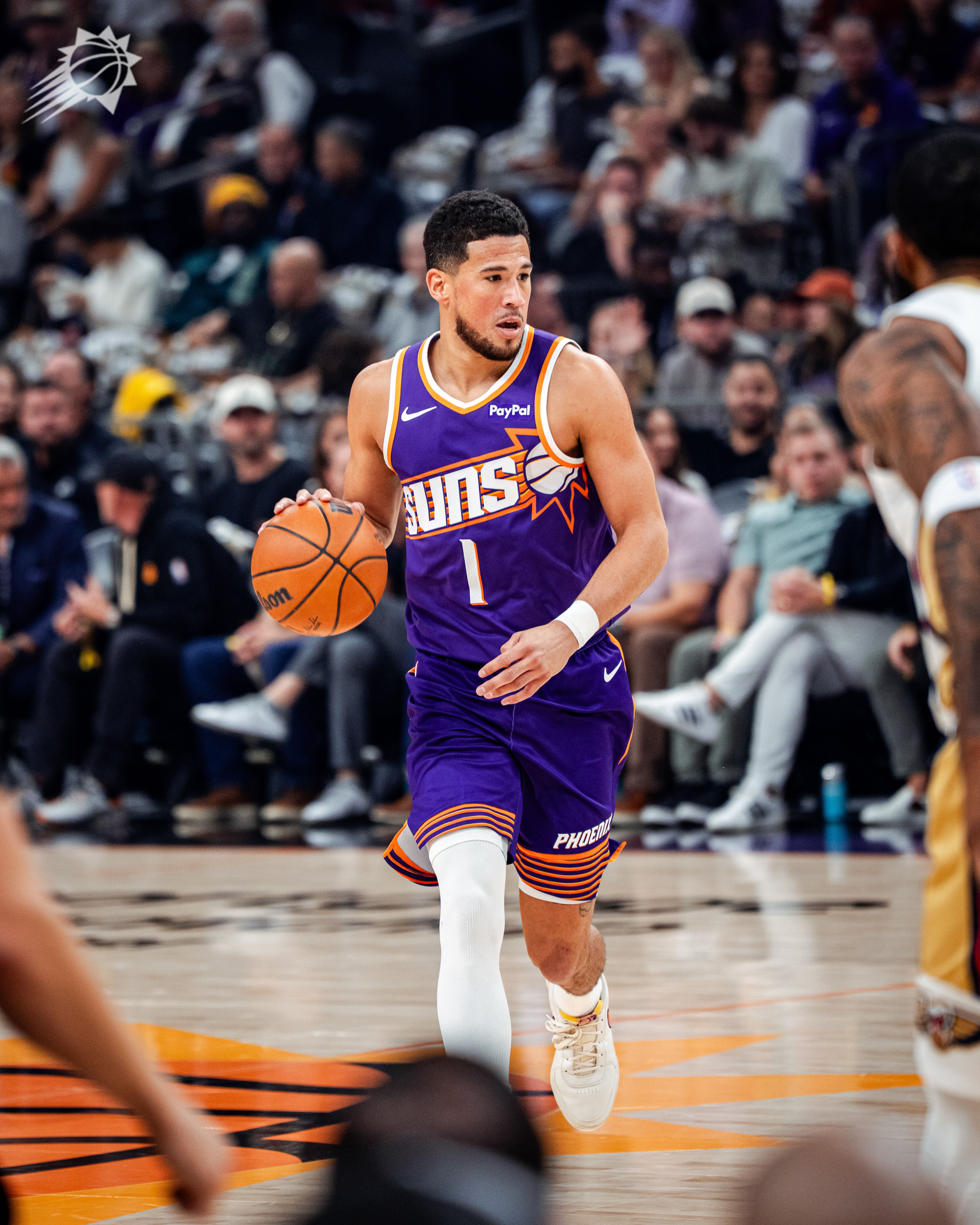 又是布克！先是口袋传球，助攻邓恩扣篮。接着一个漂移上篮，造成2+1🏀布克独得了