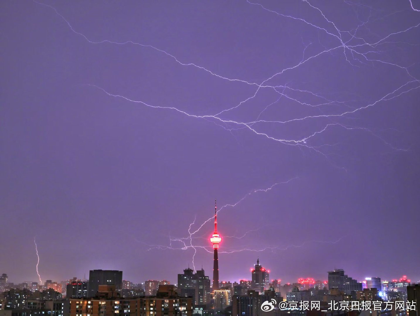 【#北京闪电下的紫色夜空#】#北京闪电划破夜空超震撼# 7月3日晚，北京出现强对
