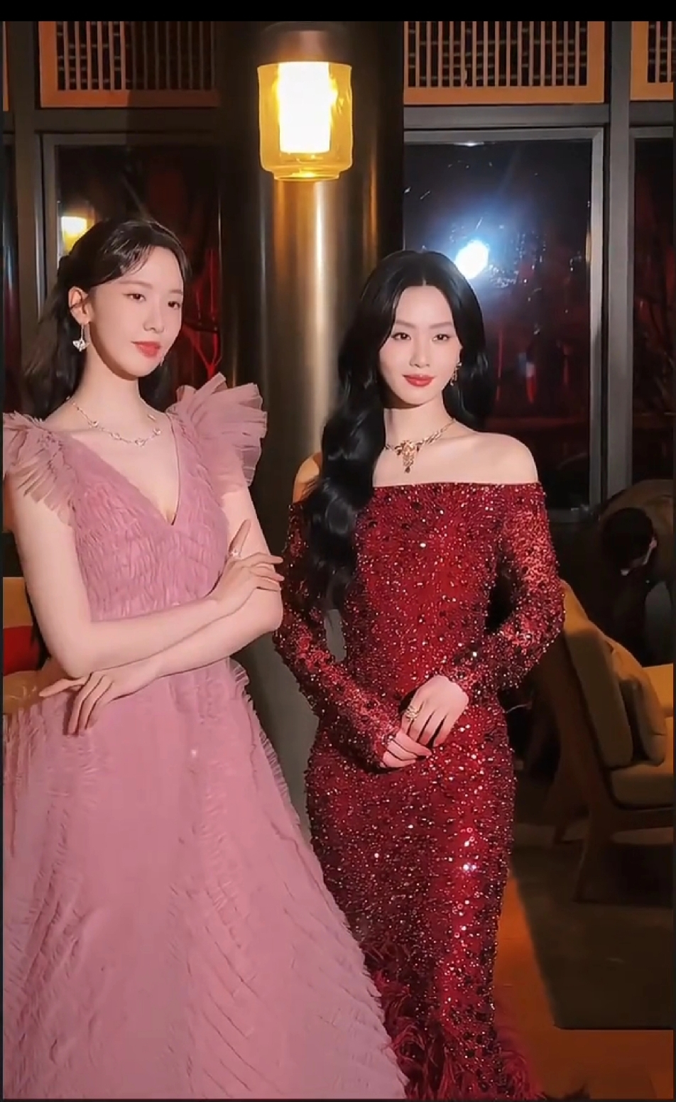 林允儿:我可是韩国神颜……刘诗诗:姐姐我同框没输过……很明显，刘诗诗和林允儿都感