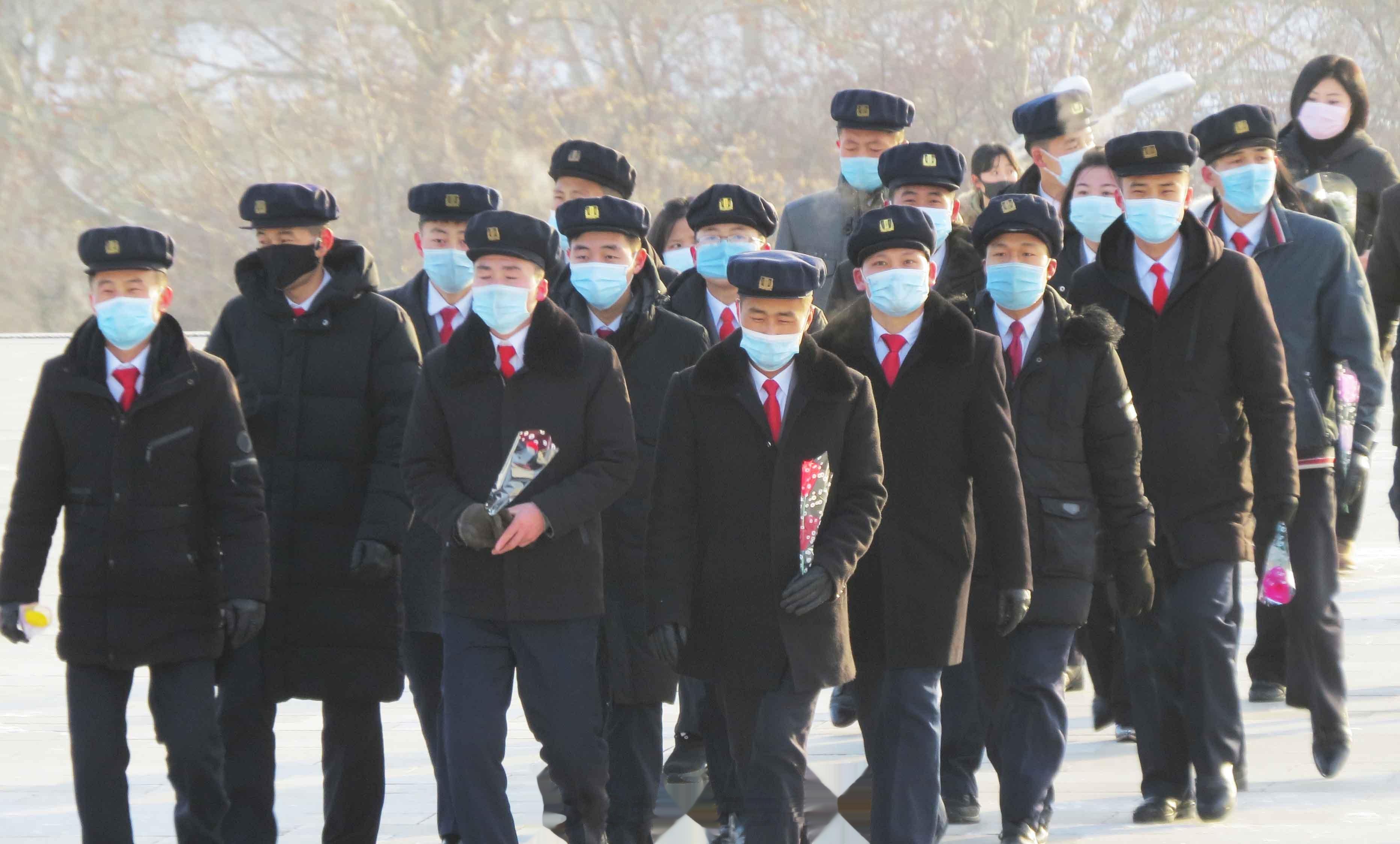 12月17日是朝鲜民族最大的追悼日。每到这一天，人们都前来伟大将军的铜像表示敬意