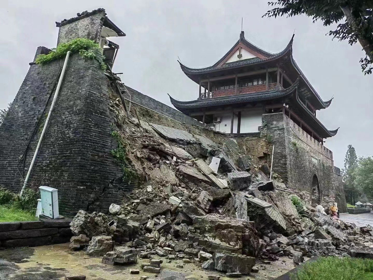 一场暴雨，老家一段修建于明洪武年间，有600多年历史的古城墙被搞垮了……[融化]